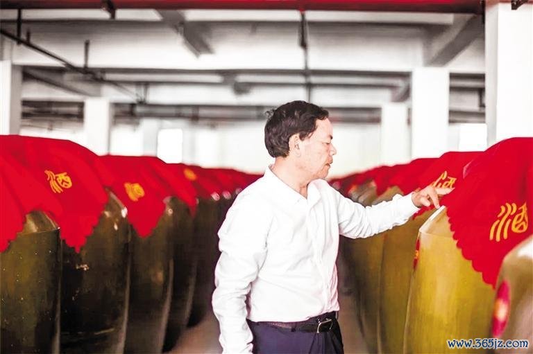 “酒齐酱东说念主”劳务品牌代言东说念主曹大明查验封酒时间。贵州日报天眼新闻记者 潘树涛 摄