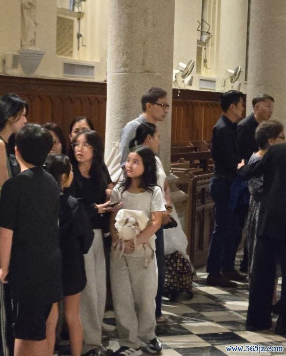 港姐吴文忻追溯念会举办，丈夫和儿子脸色哀伤，好友观点从未离异 生前愿望唯愿儿子吉利