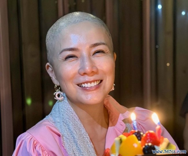 港姐吴文忻追溯念会举办，丈夫和儿子脸色哀伤，好友观点从未离异 生前愿望唯愿儿子吉利