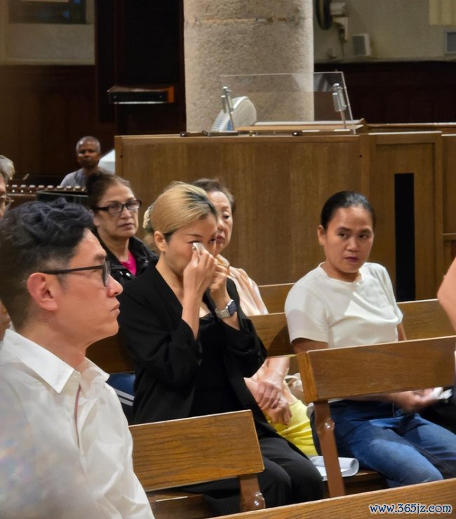 港姐吴文忻追溯念会举办，丈夫和儿子脸色哀伤，好友观点从未离异 生前愿望唯愿儿子吉利